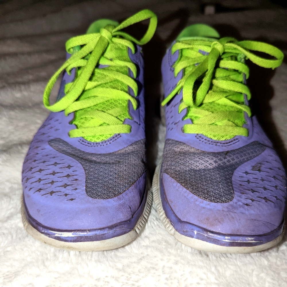 Women Nike sneakers ... Purple and line green ...size 7